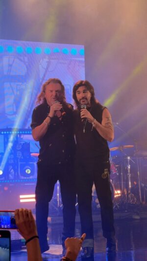 Juanes Instagram - Tuvimos  una noche maravillosa en Vallarta, que publico maravilloso, que paraiso terrenal @vidanta , y que compañía en el escenario. Gracias Fher de @manaoficial por haberte aventado el palomaso con nosotros sin ensayar ni probar. Te queremos y respetamos.