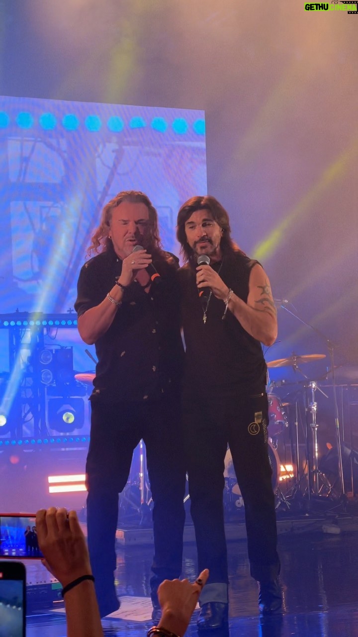 Juanes - 44.1K Likes - Tuvimos una noche maravillosa en Vallarta, que publico maravilloso, que paraiso terrenal @vidanta , y que compañía en el escenario. Gracias Fher de @manaoficial por haberte aventado el palomaso con nosotros sin ensayar ni probar. Te queremos y respetamos.
