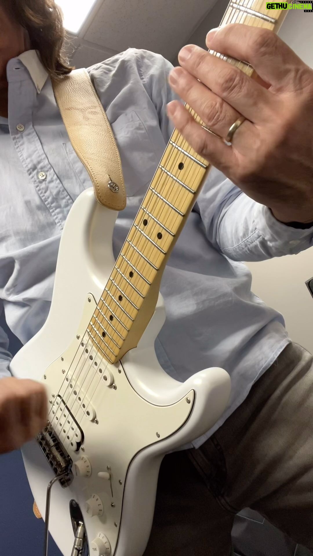 Juanes Instagram - Fun playing slap guitar with @juanes @fender Stratocaster. Do you like boosting function? I love it! If you’re interested learning slap guitar, please check my Guitar Wisdom for my new slap guitar lesson. #juanes #stratocaster #fender #juanesstratocaster #tomofujita #slapguitar #guitarwisdom