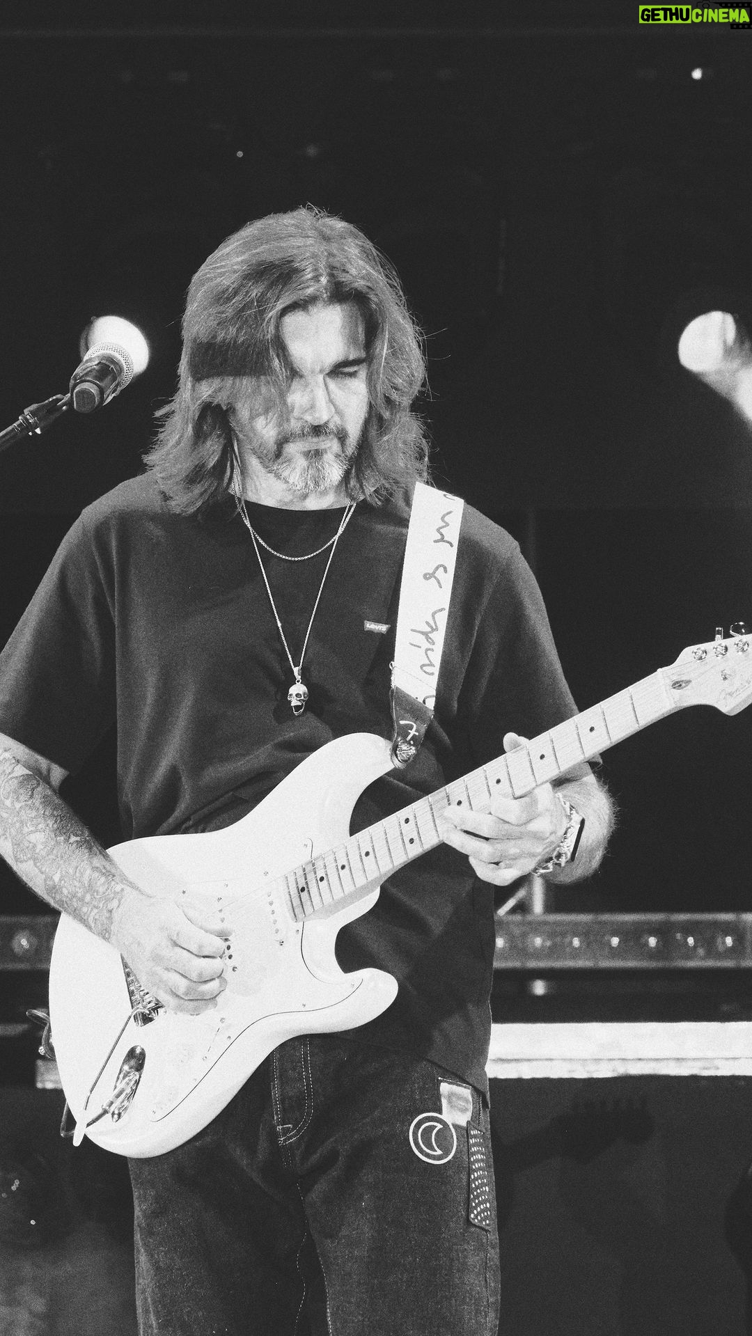 Juanes - 25.8K Likes - Y nos fuimos de concierto 🥔!!Terminamos nuestro paso por México en Aguascalientes!!🇲🇽🙏🏼 gracias por el cariño ♥️