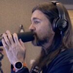 Juanes Instagram - Aquí algunos momentos de las grabaciones de Vida Cotidiana, un álbum producido desde mi casa y que tiene canciones de luz y oscuridad. ❤️‍🔥🙏🏼 🎥 @alephclau_ @maliinche @mxnuel.mxnuel @gotarmando