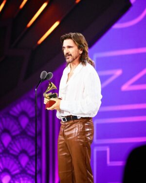 Juanes Instagram - Una semana llena de emociones y mucho agradecimiento con esta vida que me ha dado tanta música y amistades. 

#LatinGRAMMY 📸 @marioalzatee