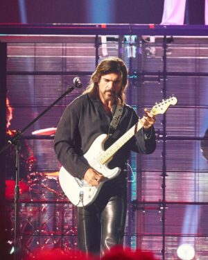 Juanes Instagram - Una semana llena de emociones y mucho agradecimiento con esta vida que me ha dado tanta música y amistades. 

#LatinGRAMMY 📸 @marioalzatee