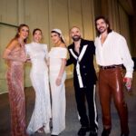 Juanes Instagram – Una semana llena de emociones y mucho agradecimiento con esta vida que me ha dado tanta música y amistades. 

#LatinGRAMMY 📸 @marioalzatee Latin Grammy, Sevilla