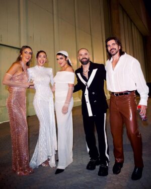 Juanes Instagram - Una semana llena de emociones y mucho agradecimiento con esta vida que me ha dado tanta música y amistades. 

#LatinGRAMMY 📸 @marioalzatee
