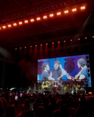 Juanes Instagram - Qué honor fue volver a cantar con ustedes Asunción🇵🇾🙏🏼 Me hizo muy feliz vivir esta noche mágica y escucharles cantar con nosotros!!