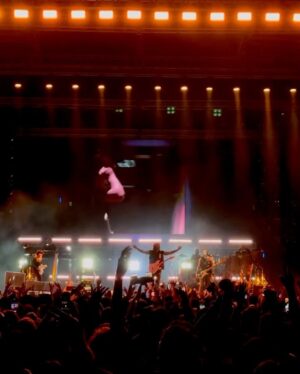 Juanes Instagram - Qué honor fue volver a cantar con ustedes Asunción🇵🇾🙏🏼 Me hizo muy feliz vivir esta noche mágica y escucharles cantar con nosotros!!