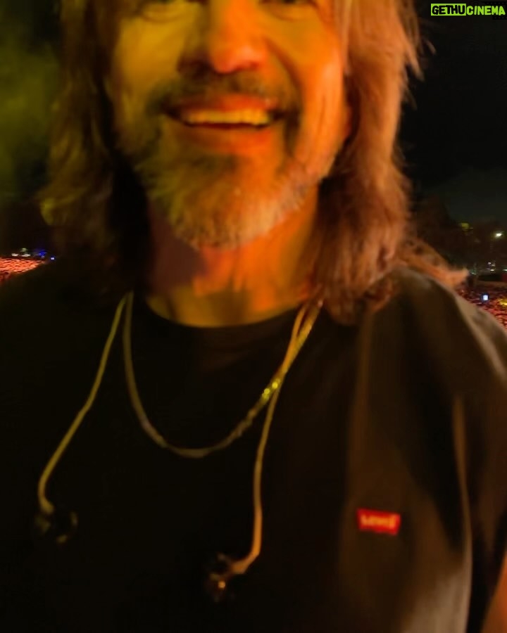 Juanes - 29.1K Likes - Bogotá.
Es difícil juntar todos mis sentimientos en pocas palabras sobre lo que viví anoche en @cordillerafestival …aunque si tuviera que hacerlo quizá escogería “poesía” “magia” y “gratitud”. No pueden imaginar lo que significa su cariño para mí, tocar en mi tierra y sentir que ustedes están conmigo es el mejor de los sentimientos y lo mejor de todo, la luna fue testigo. Espero verme reflejado con ustedes en el espejo del tiempo para siempre. Los AMO🙏🏼🔥❤️🔥🇨🇴