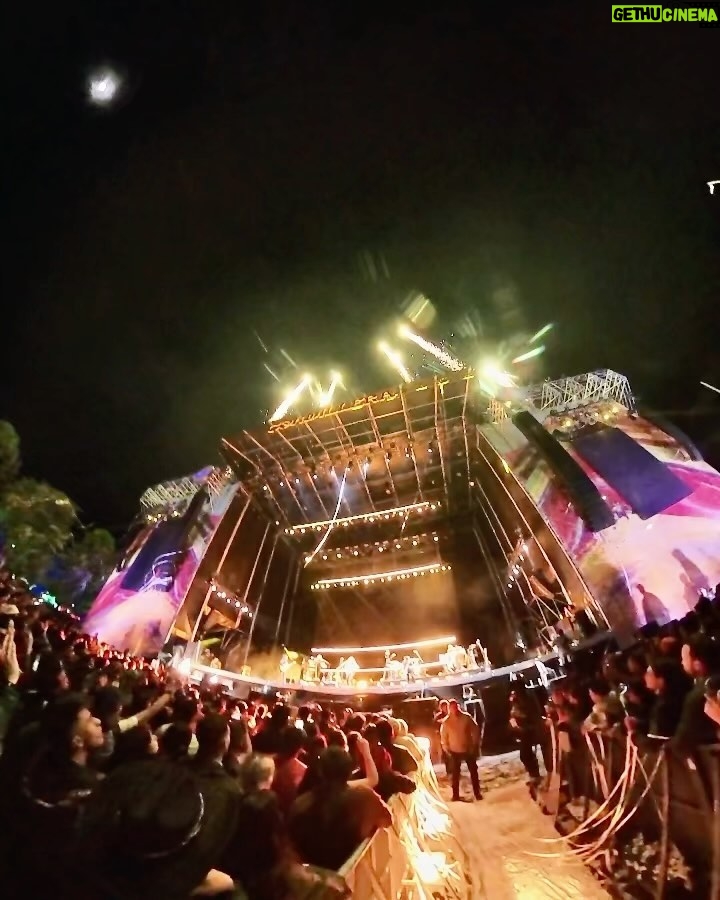 Juanes - 29.1K Likes - Bogotá.
Es difícil juntar todos mis sentimientos en pocas palabras sobre lo que viví anoche en @cordillerafestival …aunque si tuviera que hacerlo quizá escogería “poesía” “magia” y “gratitud”. No pueden imaginar lo que significa su cariño para mí, tocar en mi tierra y sentir que ustedes están conmigo es el mejor de los sentimientos y lo mejor de todo, la luna fue testigo. Espero verme reflejado con ustedes en el espejo del tiempo para siempre. Los AMO🙏🏼🔥❤️🔥🇨🇴