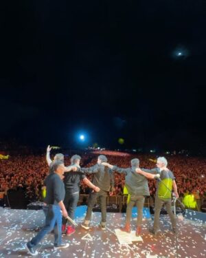 Juanes Instagram - Bogotá. 

Es difícil juntar todos mis sentimientos en pocas palabras sobre lo que viví  anoche en @cordillerafestival …aunque si tuviera que hacerlo quizá escogería “poesía” “magia” y “gratitud”. No pueden imaginar lo que significa su cariño para mí, tocar en mi tierra y sentir que ustedes están conmigo es el mejor de los sentimientos y lo mejor de todo, la luna fue testigo. Espero verme reflejado con ustedes en el espejo del tiempo para siempre. Los AMO🙏🏼🔥❤️‍🔥🇨🇴