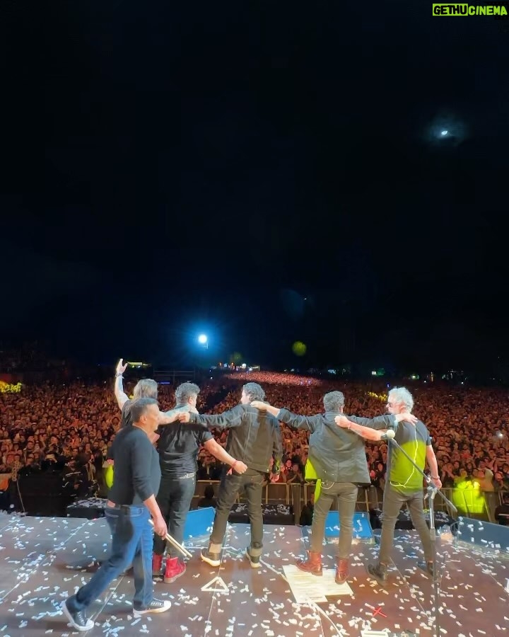Juanes - 29.1K Likes - Bogotá.
Es difícil juntar todos mis sentimientos en pocas palabras sobre lo que viví anoche en @cordillerafestival …aunque si tuviera que hacerlo quizá escogería “poesía” “magia” y “gratitud”. No pueden imaginar lo que significa su cariño para mí, tocar en mi tierra y sentir que ustedes están conmigo es el mejor de los sentimientos y lo mejor de todo, la luna fue testigo. Espero verme reflejado con ustedes en el espejo del tiempo para siempre. Los AMO🙏🏼🔥❤️🔥🇨🇴