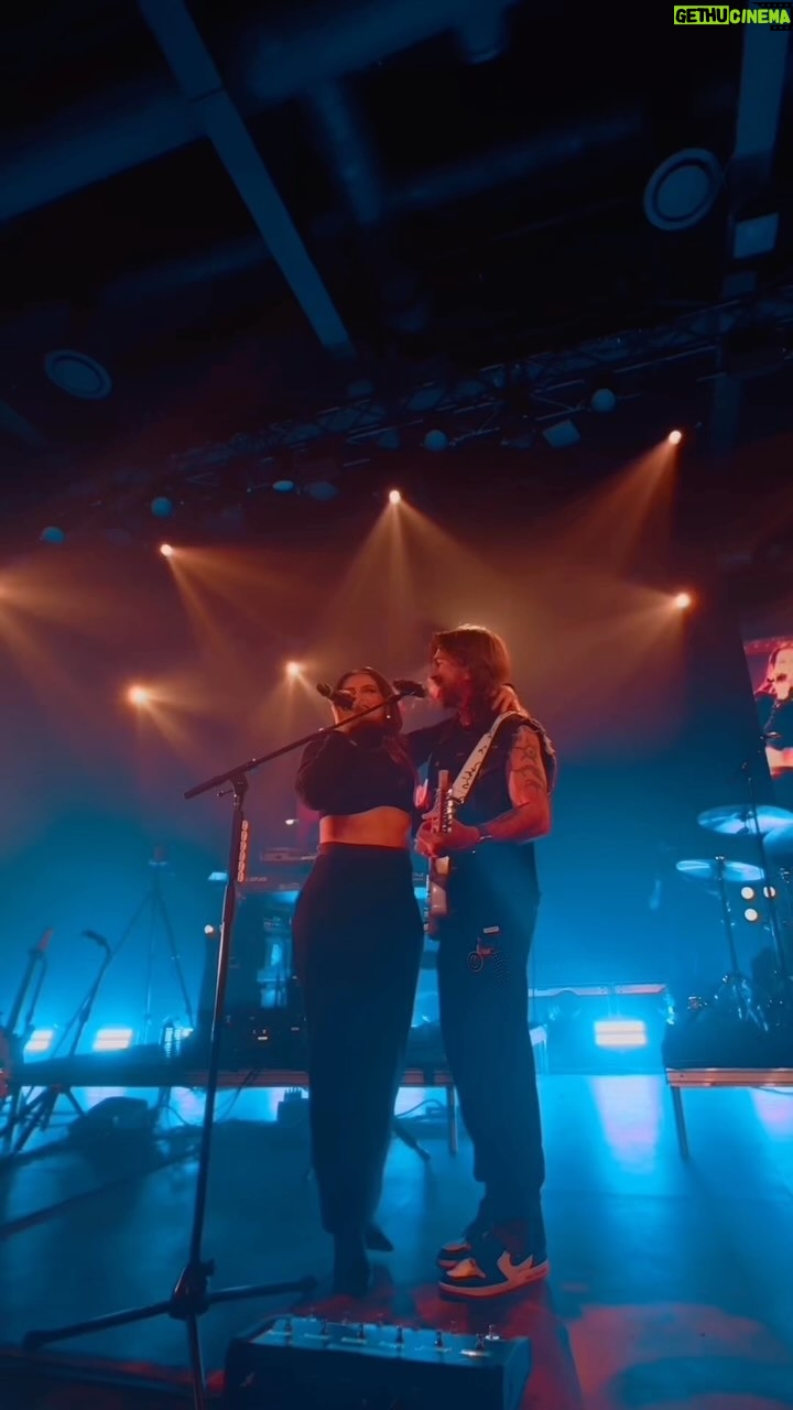 Juanes - 56K Likes - Emocionado de haberme encontrado con @nellyfurtado de nuevo en su casa Toronto!! Gracias a todo el público por habernos hecho sentir tan felices. Esta historia sigue🔥