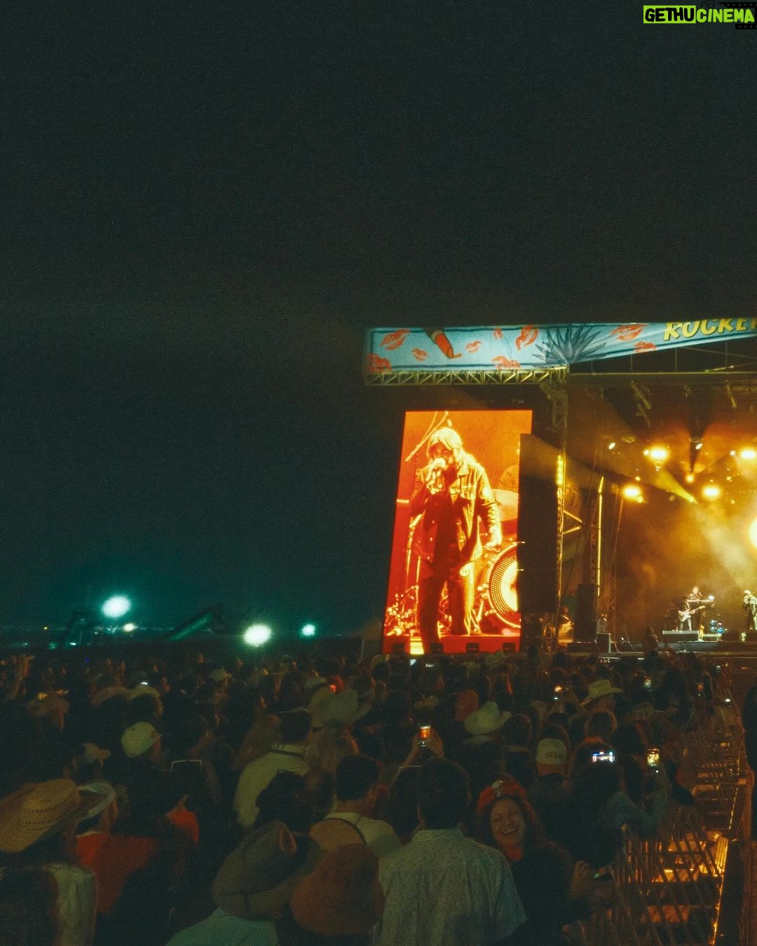Juanes Instagram - Austin馃敟 la pasamos incre铆ble anoche!! Me voy esperando volver馃檹馃徏 Gracias @besamemuchofest por la invitaci贸n