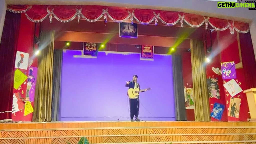 Jubin Nautiyal Instagram - St. Joseph’s Academy , My 1st school , invited me as the guest of honour for their cultural fest’23 . Closed my eyes , thought about my love and sang this beauty . Bachpan Wali Feels aa gayee !! . #haikaisikaisi St. Joseph's Academy, Dehra Dun, India