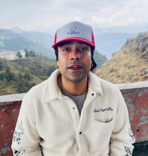 Jubin Nautiyal Instagram - Surprise story : When I was born I was so surprised that I didn’t speak a word for a year and half . 😳 .

Share your surprise story ?

@_usernamew_ , remember the hat 🧢.