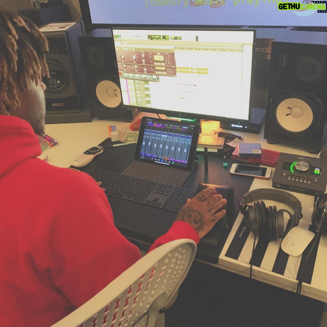 Juice WRLD Instagram - Still got them trues on my ass Me and bro talking bout the days we ain’t have A pot to piss in or the Jordan’s off the rack He was booling in the Nola I was vibing in chiraq We cherish every moment cuz we can’t get em back With music ima drug dealer come and get the crack We putting up stats while they putting up a act I give f enough to tell the truth I put the f in fact 💉