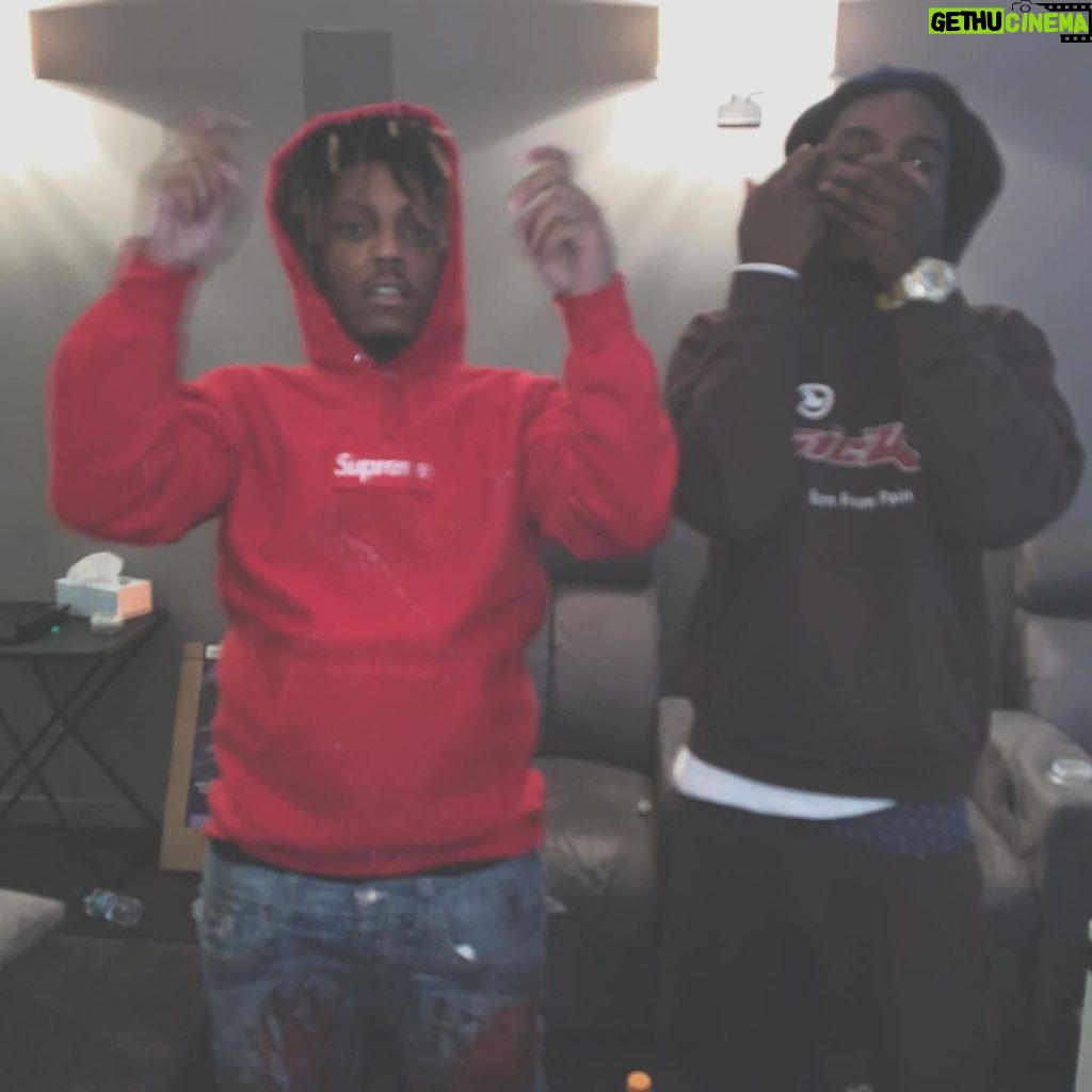 Juice WRLD Instagram - Still got them trues on my ass Me and bro talking bout the days we ain’t have A pot to piss in or the Jordan’s off the rack He was booling in the Nola I was vibing in chiraq We cherish every moment cuz we can’t get em back With music ima drug dealer come and get the crack We putting up stats while they putting up a act I give f enough to tell the truth I put the f in fact 💉