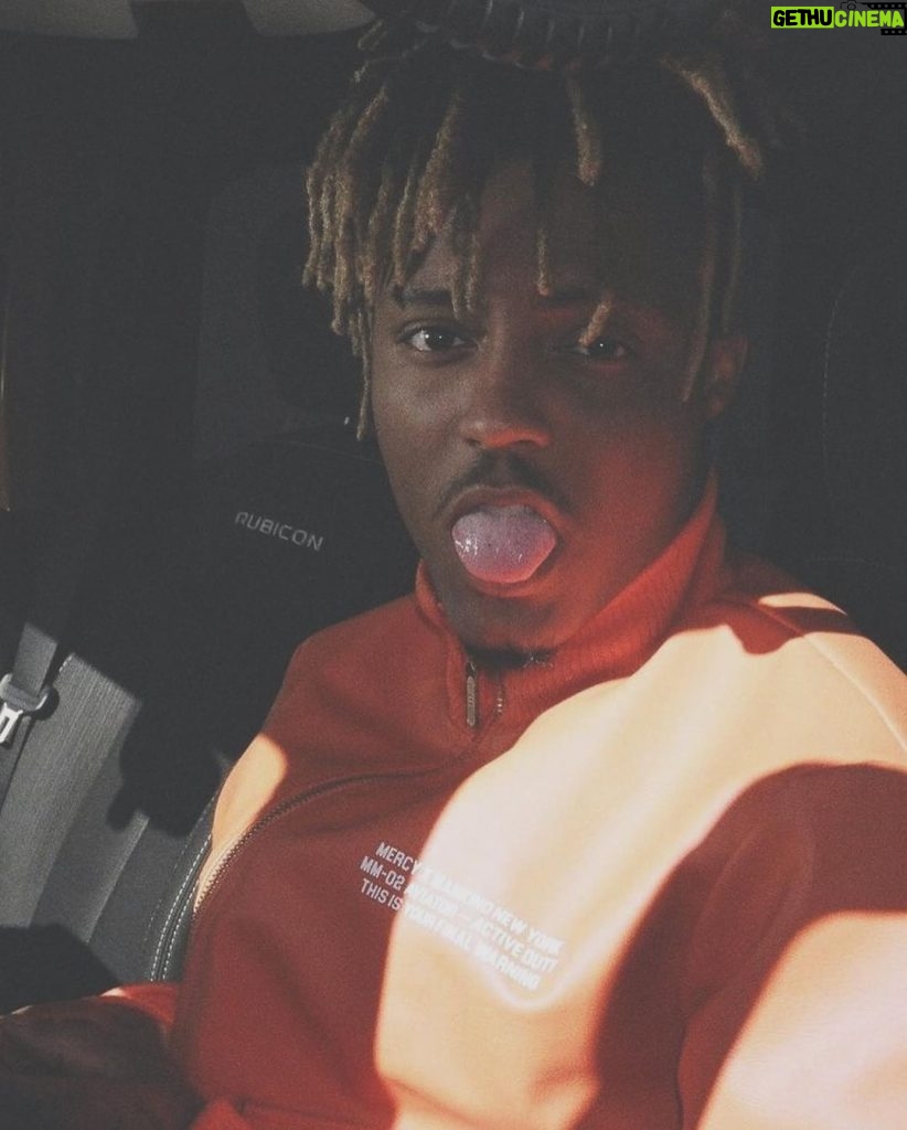 Juice WRLD Instagram - In this life we live it’s hard to find a soul to trust..you can never trust a soul too much..find the right one they’ll give you love find the wrong one they’ll fuck yu up☠️🖤 A DEATHRACE 4 LOVE