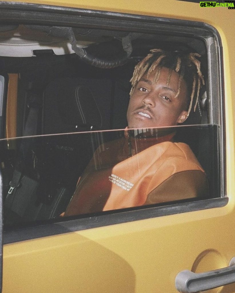 Juice WRLD Instagram - In this life we live it’s hard to find a soul to trust..you can never trust a soul too much..find the right one they’ll give you love find the wrong one they’ll fuck yu up☠️🖤 A DEATHRACE 4 LOVE