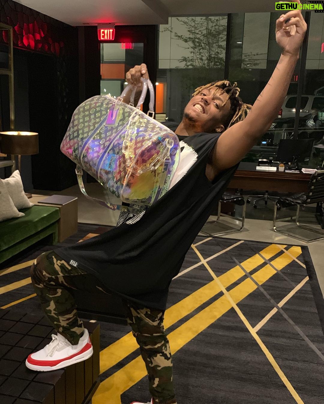 Juice WRLD Instagram - 999 DEATHRACE FOR LOVE TOUR FUCK BEING IN MY BAG THIS YEAR IM IN MY BAG FA LIFE AND IF U WAS WONDERING IM SLAMMING EM NOT THROWING EM UP NLMB1504L