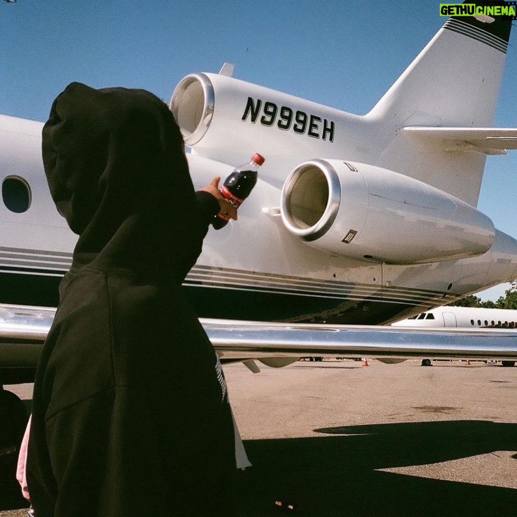 Juice WRLD Instagram - All aboard the 999AIRCRAFT for adventures filled with Music, Love, Gang members, fans and family... ALLAT GOOD SHIT MANE🤣🤣 999NLMB TAKE OVER ITS JUST US🖤