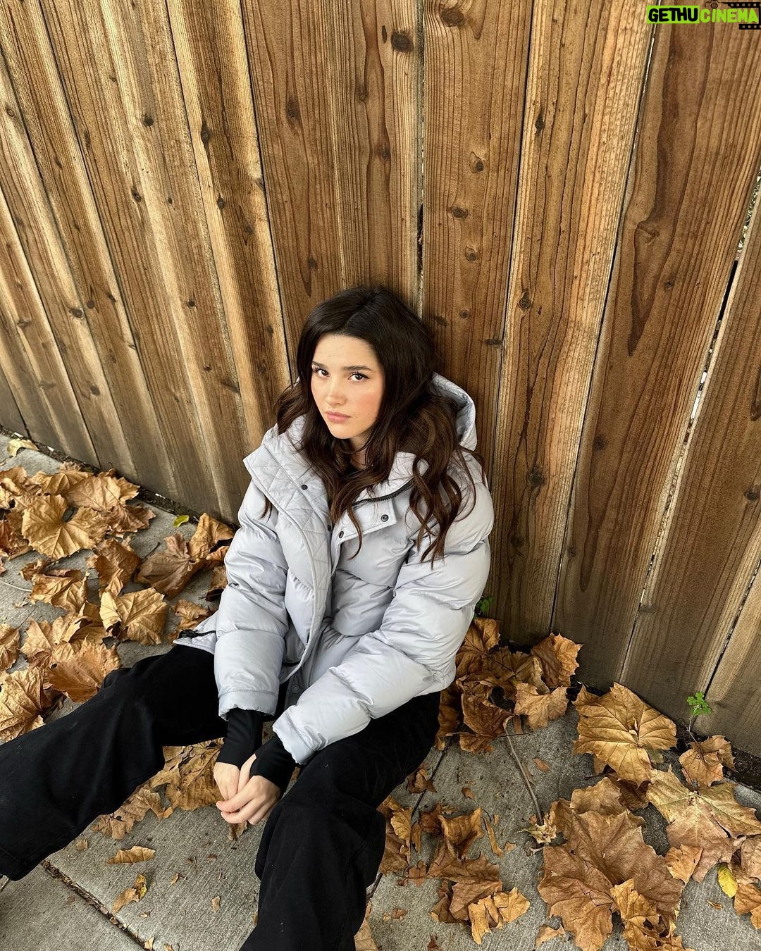 Jules LeBlanc Instagram - gettin’ chilly @aritzia #TheSuperPuff #aritziapartner