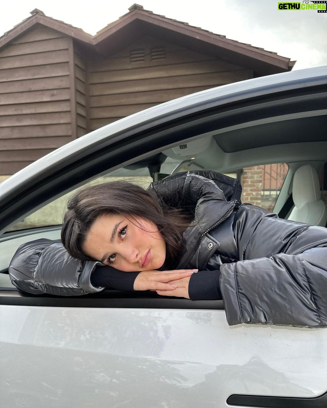 Jules LeBlanc Instagram - gettin’ chilly @aritzia #TheSuperPuff #aritziapartner
