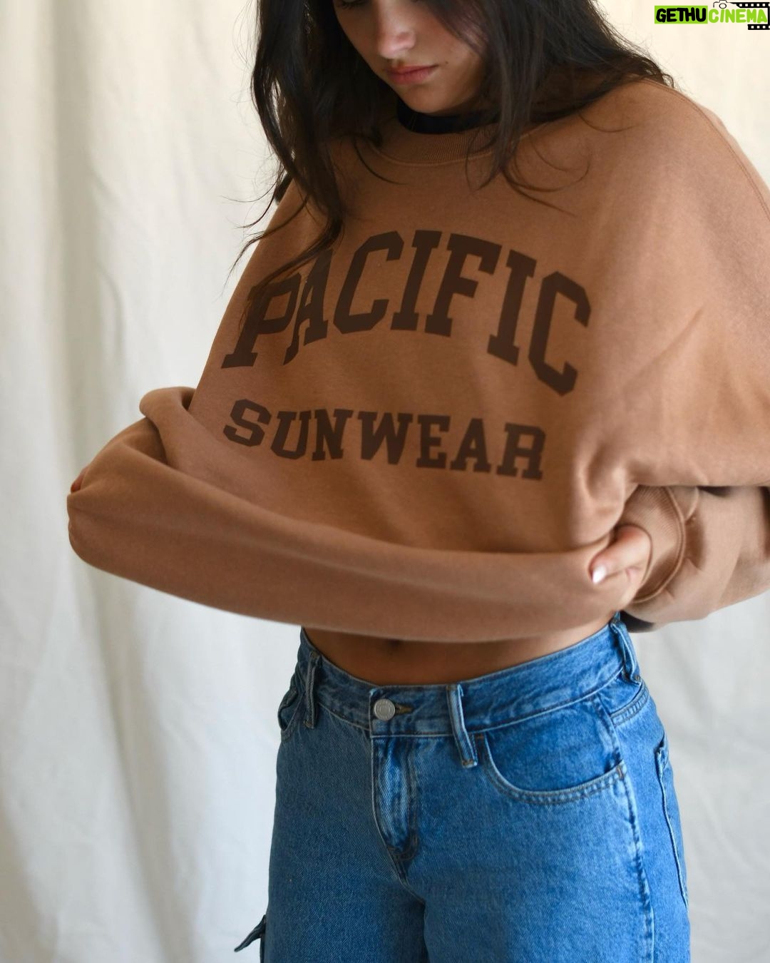 Jules LeBlanc Instagram - 🩵always comfortable in my @pacsun jeans #pacpartner