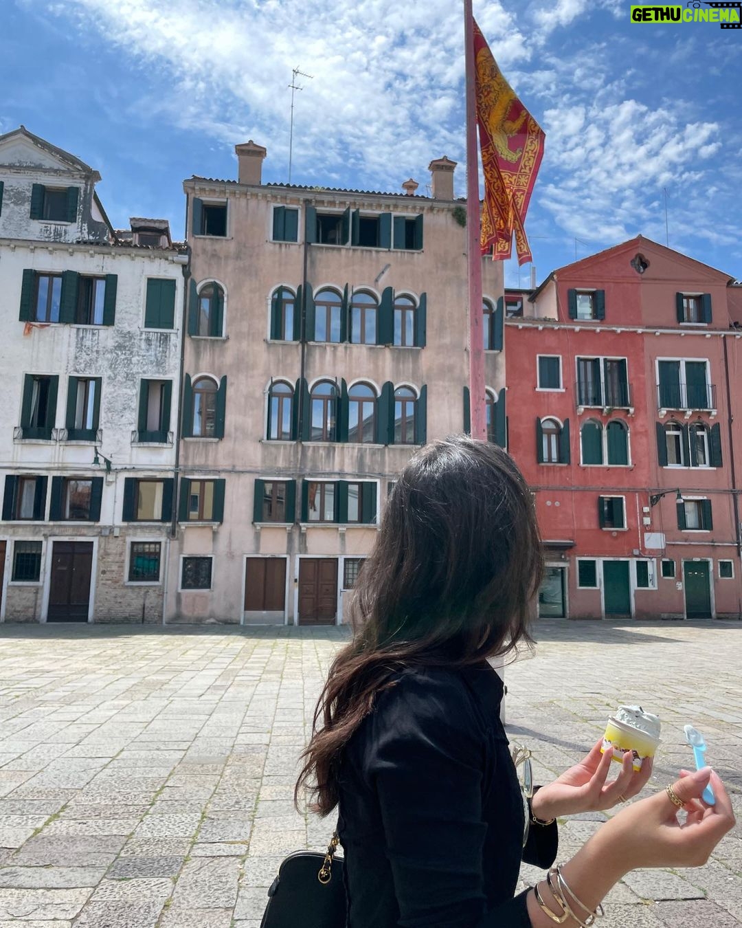 Jules LeBlanc Instagram - posted another vlog💼 Venice, Italy