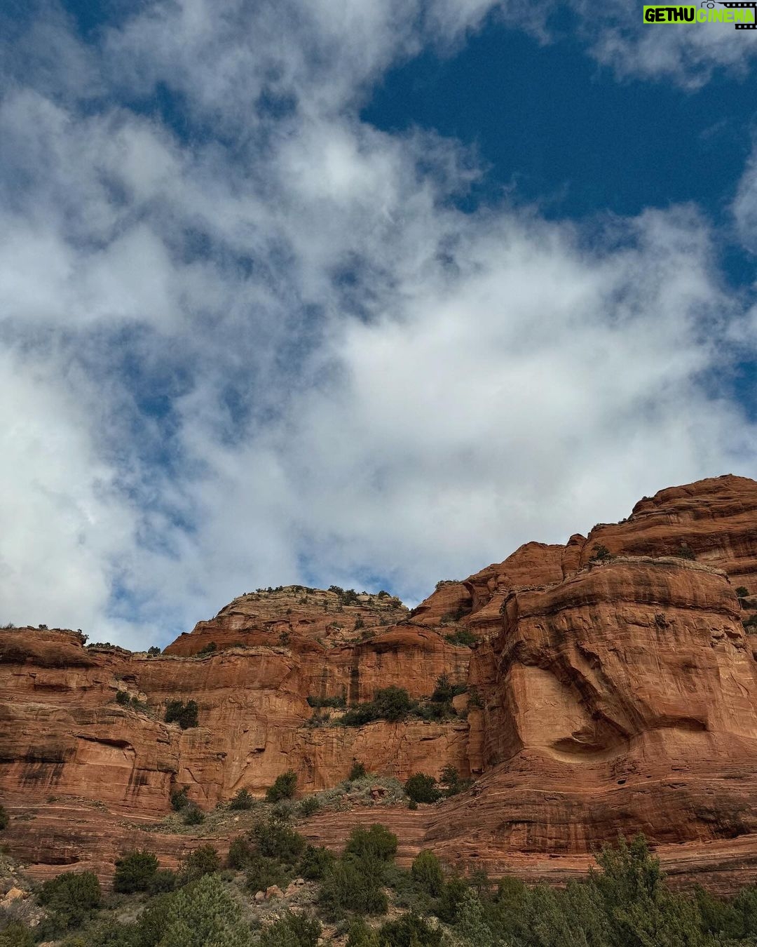 Julia Barretto Instagram - Last hike of the year in beautiful Sedona, Arizona. So grateful for all the blessings this year. Looking forward to 2024! 🤎