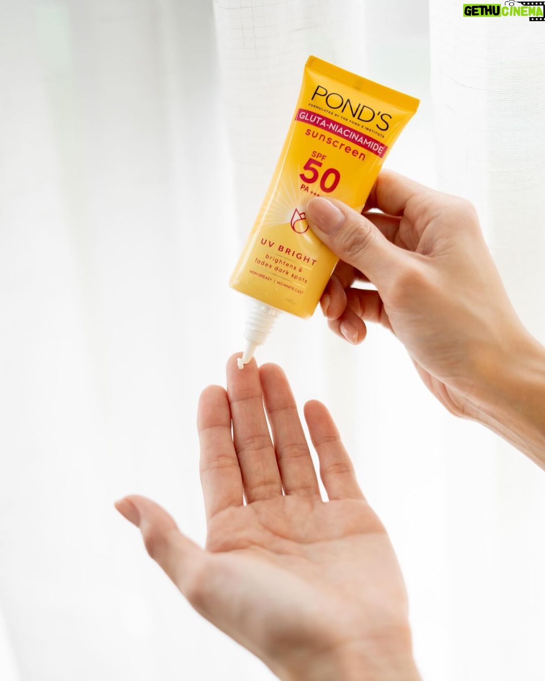 Julia Barretto Instagram - Glowing with gratitude all year round, thanks to my trusty POND’S UV Sunscreen 🌞💛 In 2023, I got to truly enjoy my moments of slowdown, assured that my skin is protected and radiant thanks to my little sunshine protector. I smile throughout my day-to-day, confident that I’m shielded against the sun’s harmful rays and that I’m glowing all day. Ring in 2024 with an unmistakable glow: Enjoy up to 50% off my little sunshine protector and other POND’s products—and free Christmas gifts—if you check out this 12.12 🎁
@pondsph #pondsspf