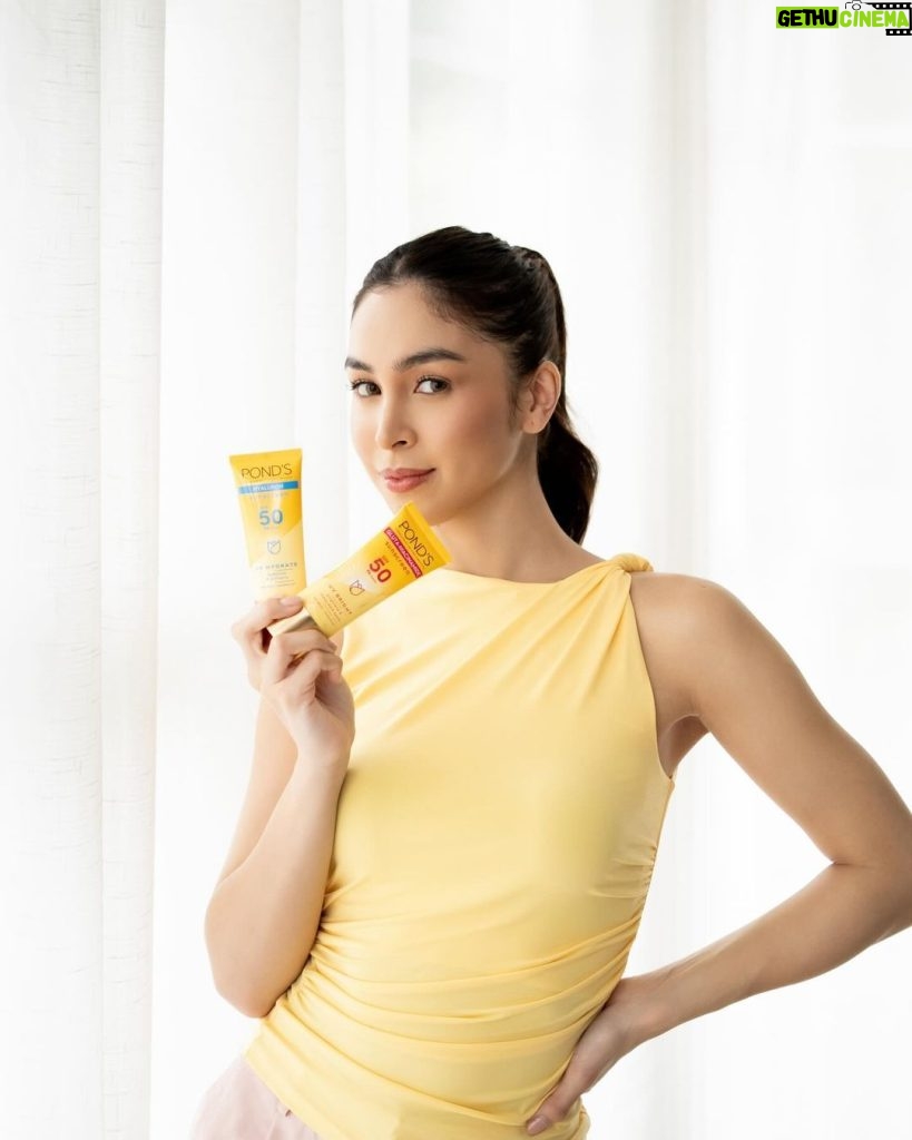 Julia Barretto Instagram - Glowing with gratitude all year round, thanks to my trusty POND’S UV Sunscreen 🌞💛 In 2023, I got to truly enjoy my moments of slowdown, assured that my skin is protected and radiant thanks to my little sunshine protector. I smile throughout my day-to-day, confident that I’m shielded against the sun’s harmful rays and that I’m glowing all day. Ring in 2024 with an unmistakable glow: Enjoy up to 50% off my little sunshine protector and other POND’s products—and free Christmas gifts—if you check out this 12.12 🎁  @pondsph #pondsspf