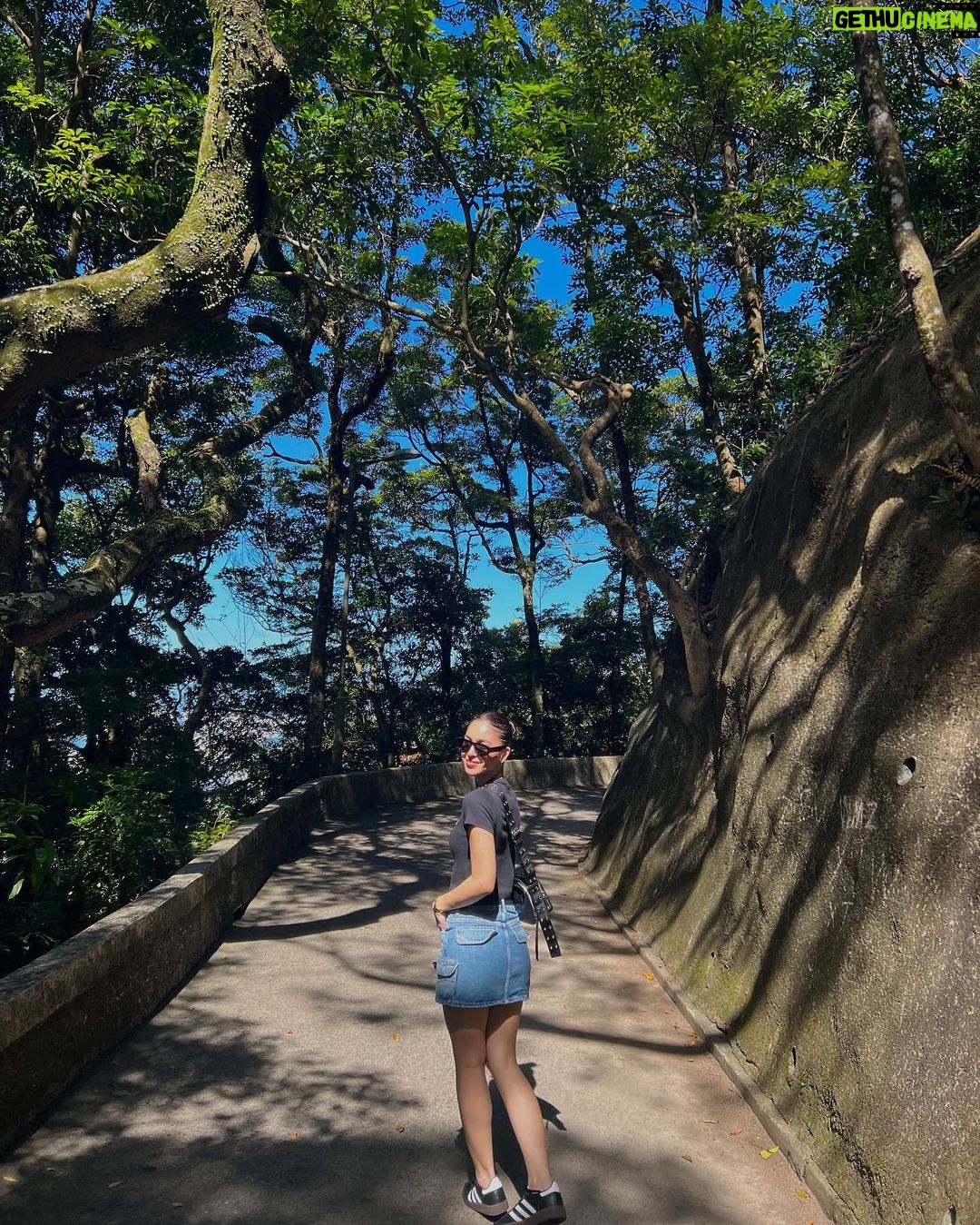 Julia Barretto Instagram - Always a good idea 🌳 Hong Kong