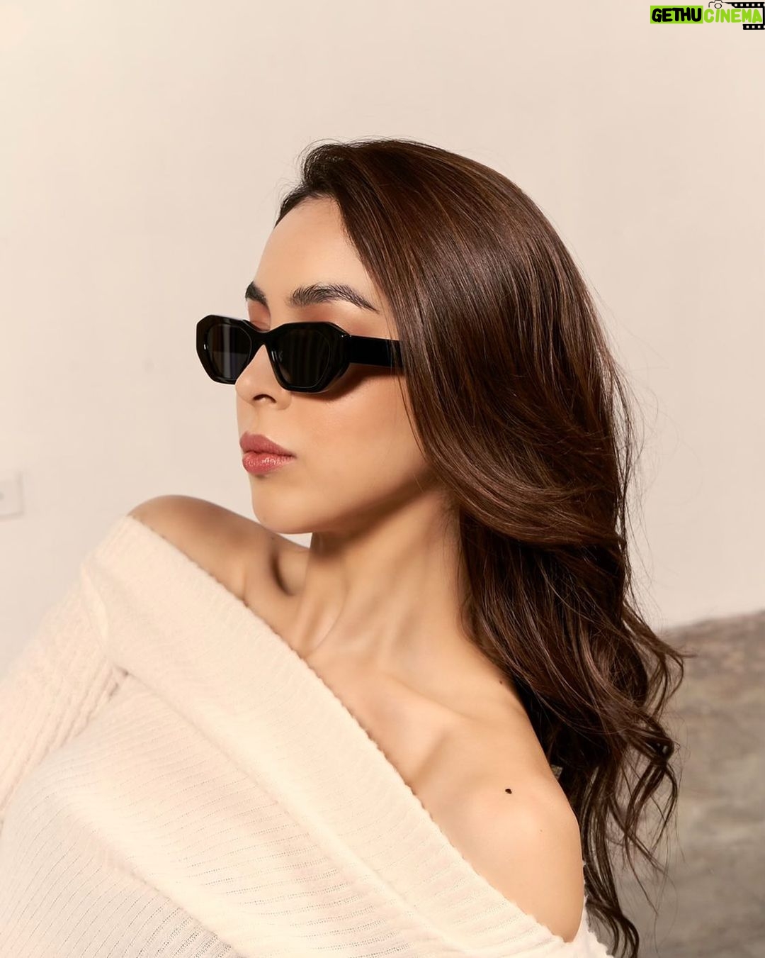 Julia Barretto Instagram - New eyewear collection drops today 👀 @thejujuclub.co