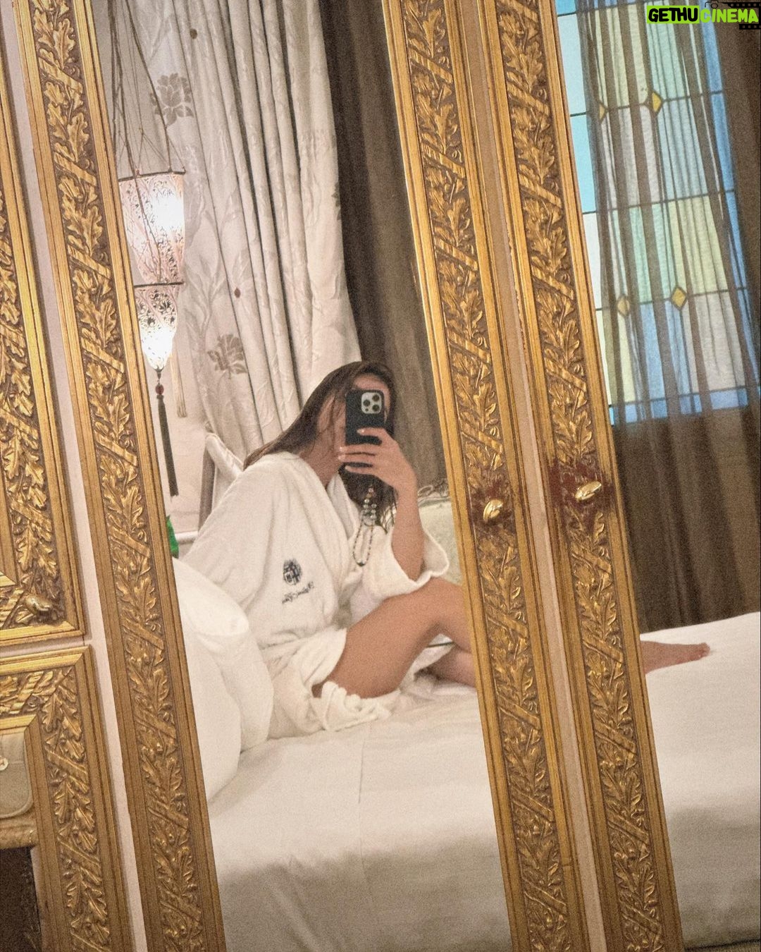 Julia Barretto Instagram - Filed under: selfies in 🇮🇹