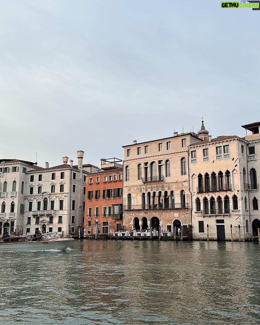 Julia Barretto Instagram - When in Venice… and a peek into our new @thejujuclub.co eyewear launching this weekend 🤍 Venice, Italy
