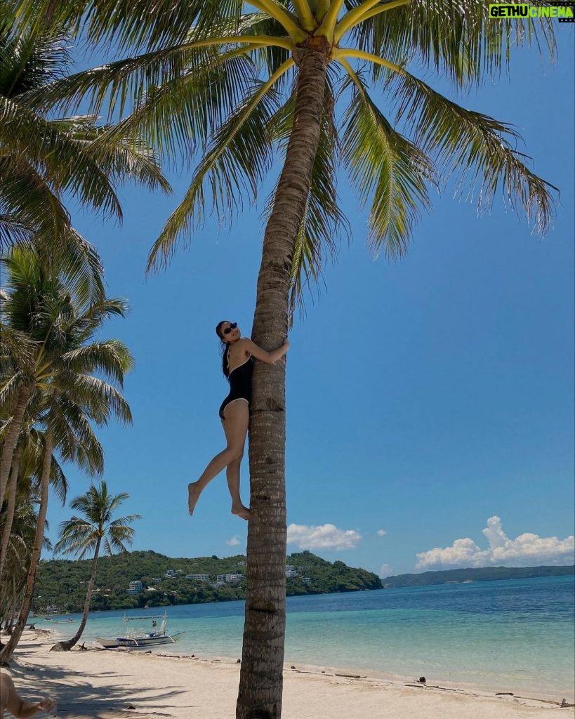 Julia Barretto Instagram - Weekend in Paradise 🌴 Swimwear from @thejujuclub.co @aquaboracay Boracay Island, Philippines