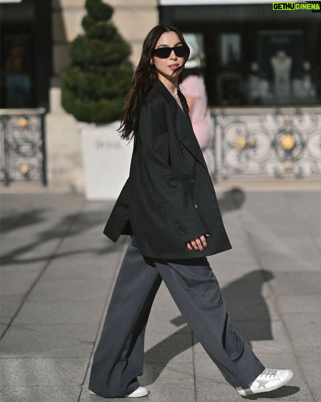 Julia Barretto Instagram - Back in my uniform 🖤 Paris, France