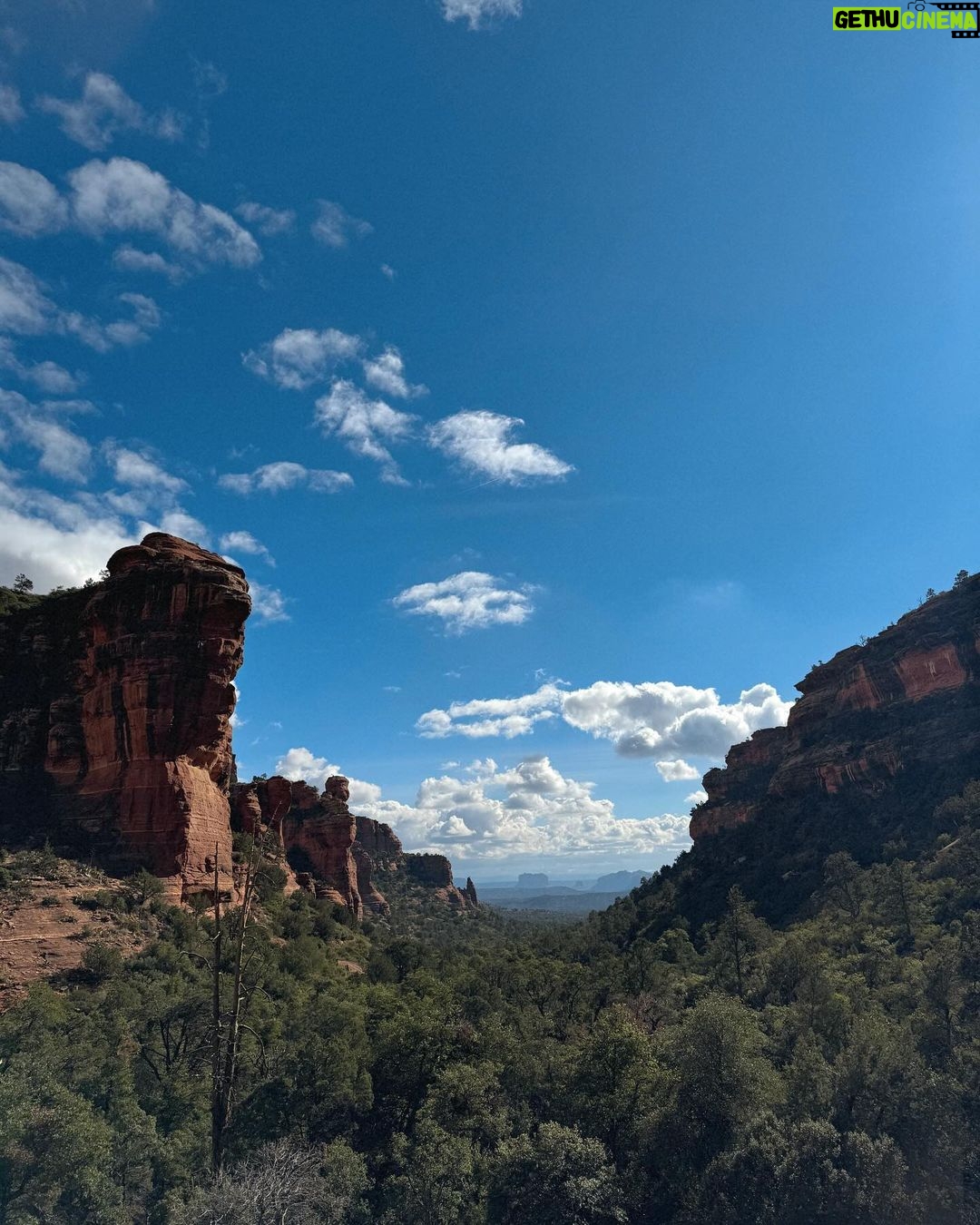 Julia Barretto Instagram - Last hike of the year in beautiful Sedona, Arizona. So grateful for all the blessings this year. Looking forward to 2024! 🤎