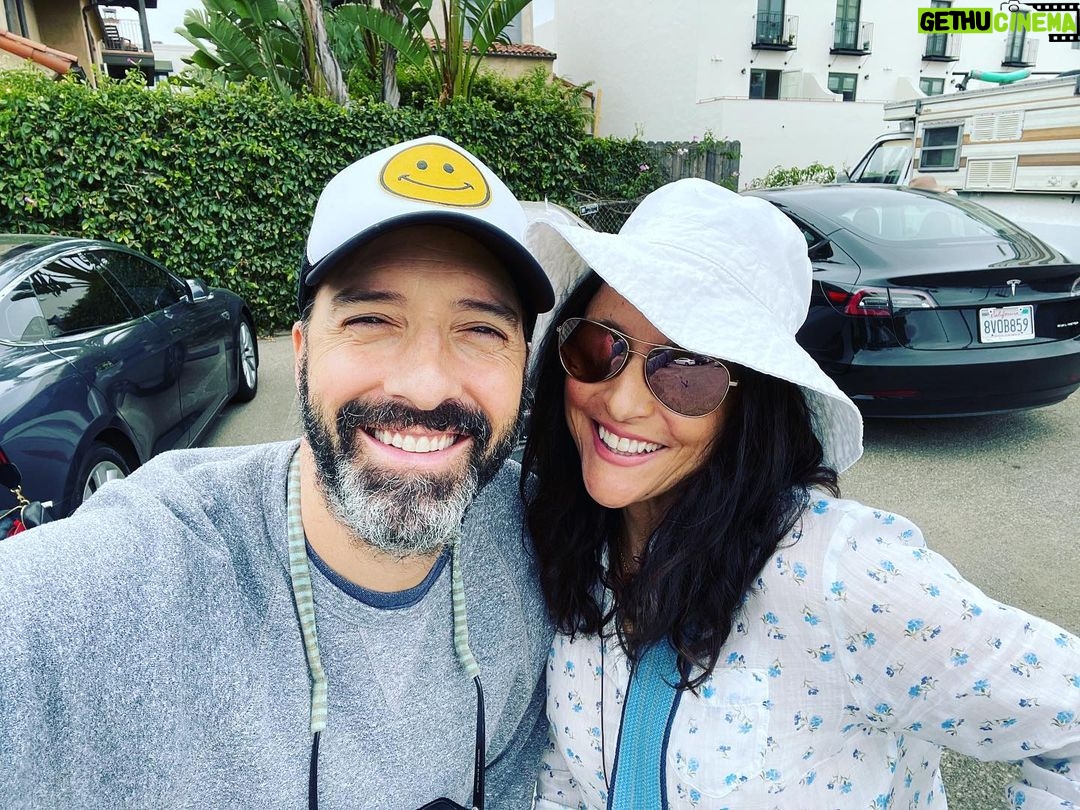 Julia Louis-Dreyfus Instagram - I’d hang out ANYWHERE with my dear buddy, @mrtonyhale - even a parking lot.❤️
