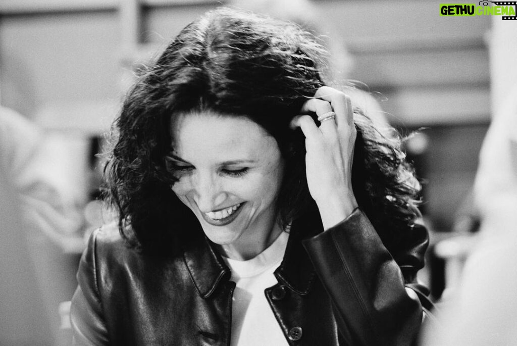 Julia Louis-Dreyfus Instagram - Elaine is all smiles because we’ve already raised $100k to #TurnTexasBlue! 💙 In less than 48 hours, @JAlexander1959, Larry David and I are reuniting for a special Seinfeld-themed fundraiser hosted by @SethMeyers to support the @TexasDemocrats. Join us — link in bio! 📷: @DavidHumeKennerly