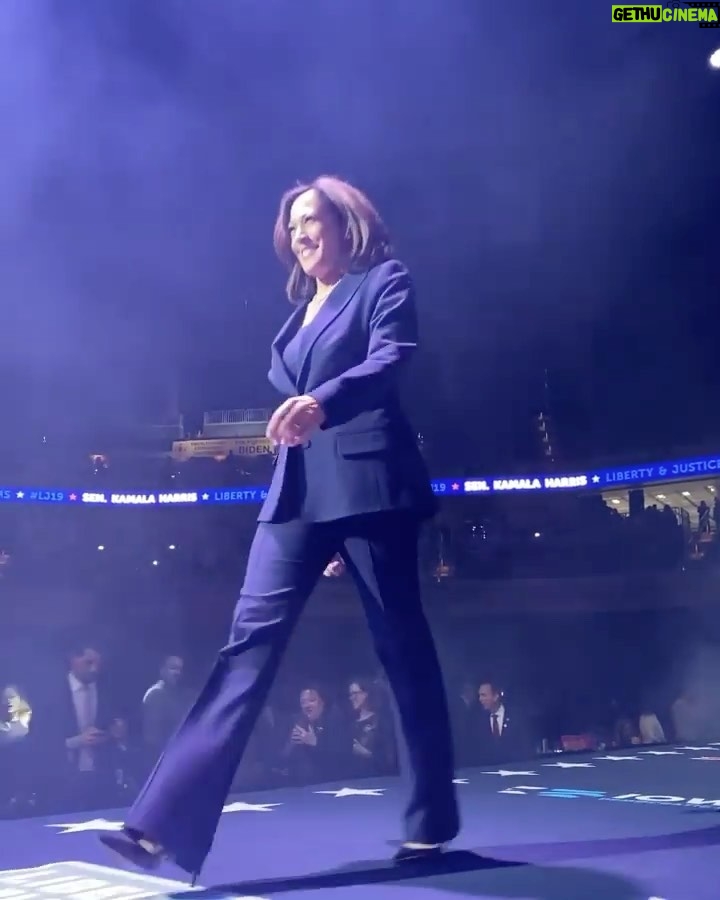 Julia Louis-Dreyfus Instagram - When you can walk that walk and talk that talk. You got this, Momala. 💙 Make your plan to vote today so @KamalaHarris can be our next Vice-President. 🇺🇸 #BidenHarris 🎥: November 2019
