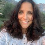 Julia Louis-Dreyfus Instagram - Thank you @WisDems for the fun #VeepReunion and the opportunity to wear makeup. You can still donate and watch on demand ➡️ WisDems.org/Veep - Link In Bio. In 2016, the Dems lost the Presidential election in Wisconsin by less than 1%! Let’s turn up & turn it blue! #BidenHarris2020