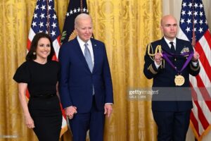 Julia Louis-Dreyfus Instagram - Thank you @potus and @neaarts for this honor of a lifetime. 

Photo by @saulloeb for AFP