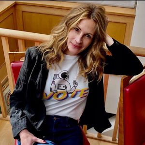 Julia Roberts Instagram - THIRTEEN DAYS TO GO!!! ❤️🤍💙#weareinthistogether #earlyvoting #whenweallvote #getyourjush #wearamask