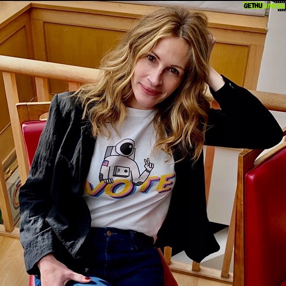Julia Roberts - 319.6K Likes - THIRTEEN DAYS TO GO!!! ❤️🤍💙#weareinthistogether #earlyvoting #whenweallvote #getyourjush #wearamask