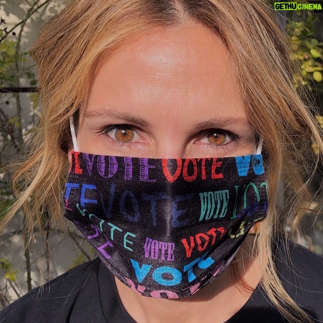 Julia Roberts - 268.5K Likes - V❤️TE! 14 days to Go. #weareinthistogether #wearamask #earlyvoting #letsdothis @whenweallvote ❤️🤍💙