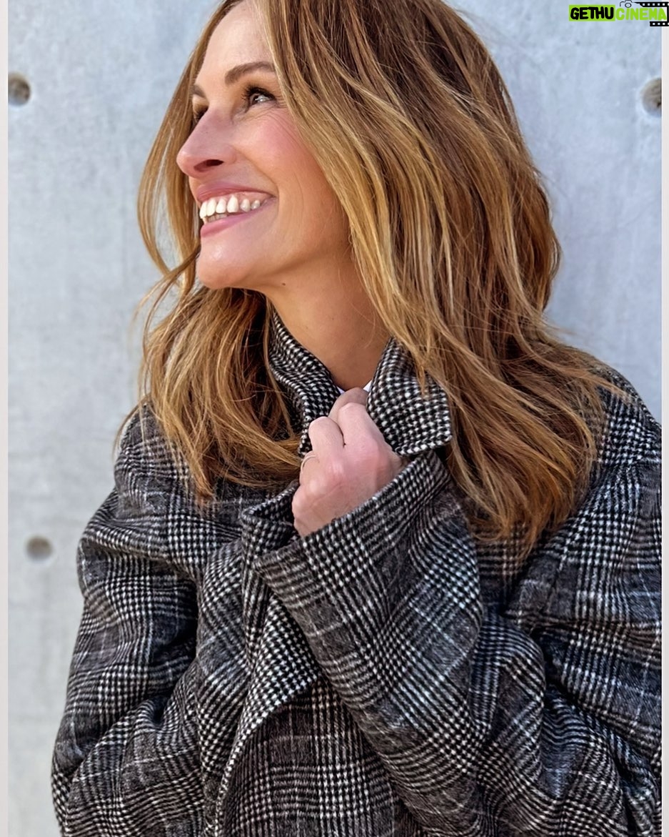 Julia Roberts Instagram - Time to get cozy and get a date to go see Leave the World Behind Nov 22. 👭👫👬🌍