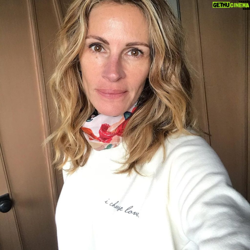 Julia Roberts Instagram - My incredible friends @beloveapparel are donating $7 from every I Choose Love purchase to @together.rising who are helping children and families facing hunger due to mass school closures. Let’s help each other and small businesses! #ichooselove #beloveapparel #togetherrising