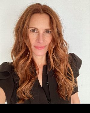 Julia Roberts Instagram - Hi! 👋. Leave the World Behind is in theaters Nov 22! Eat 🥧 then go Watch a 🎥